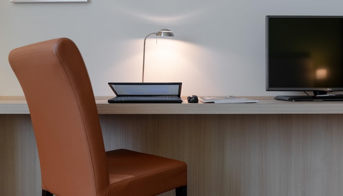 Tulip Inn Duesseldorf Arena - Zimmer Schreibtisch