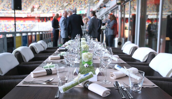 Tulip Inn Duesseldorf Arena - Stadionterrasse Menschen