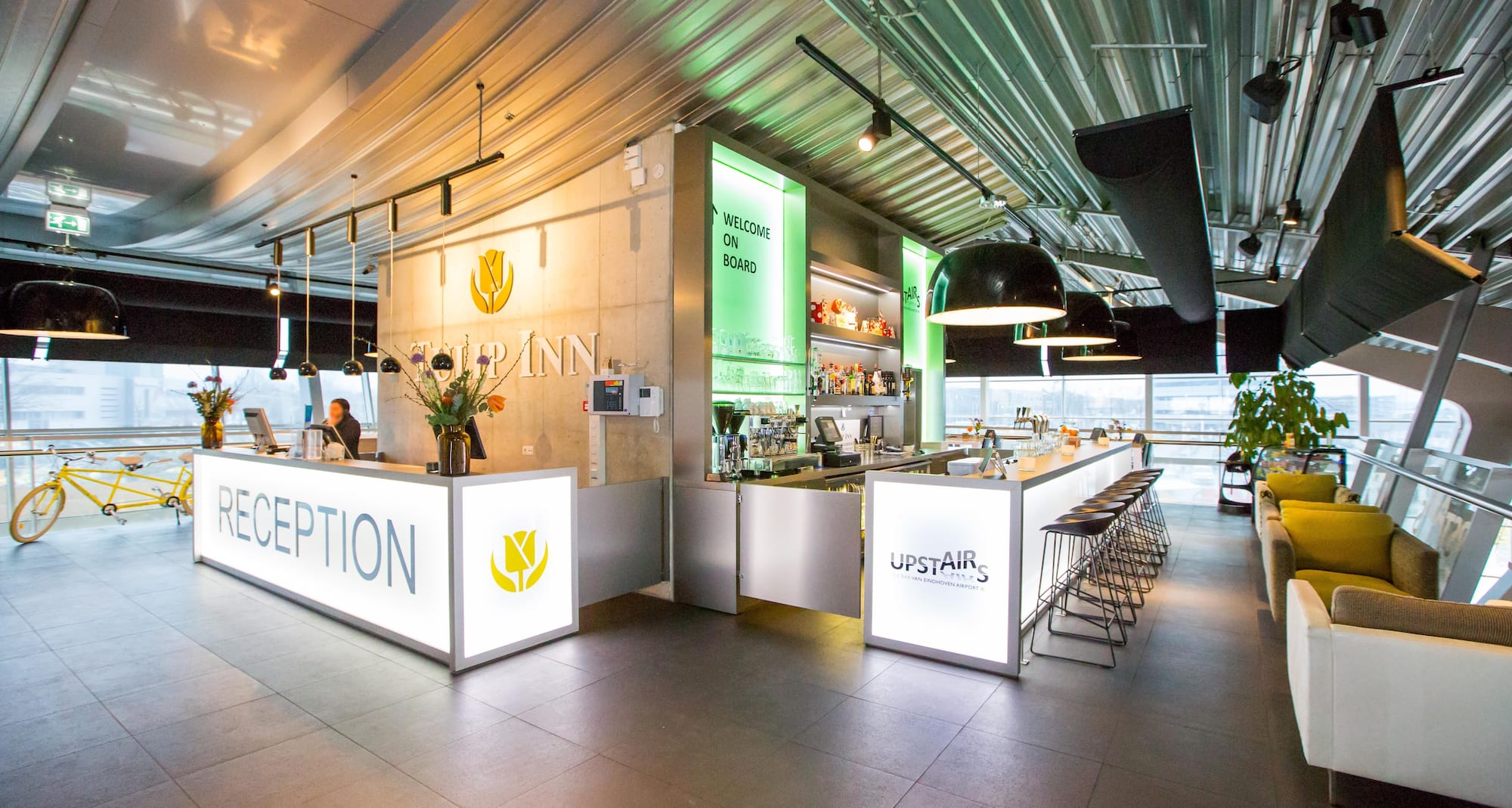 Tulip Inn Eindhoven Airport - Tulip Inn Eindhoven Airport reception and bar