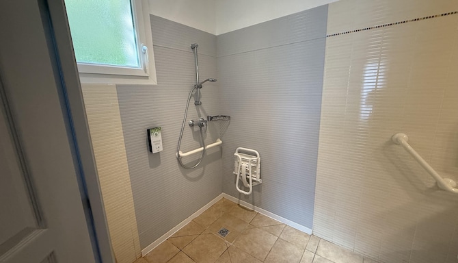 TULIP INN HONFLEUR RESIDENCE - SALLE DE BAIN PMR