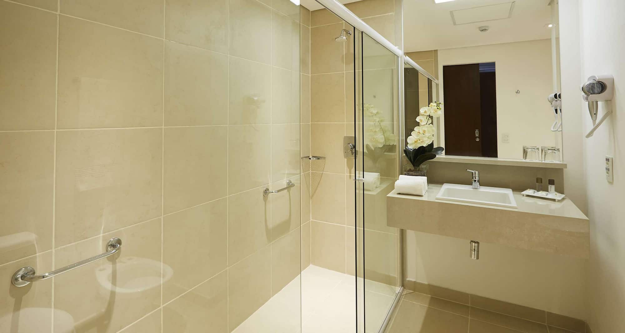 Tulip Inn Itaguai - Bathroom