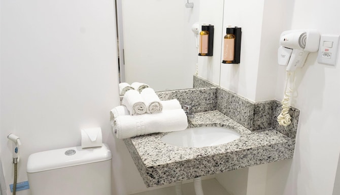 Tulip Inn Vila Velha - Standard Room bath