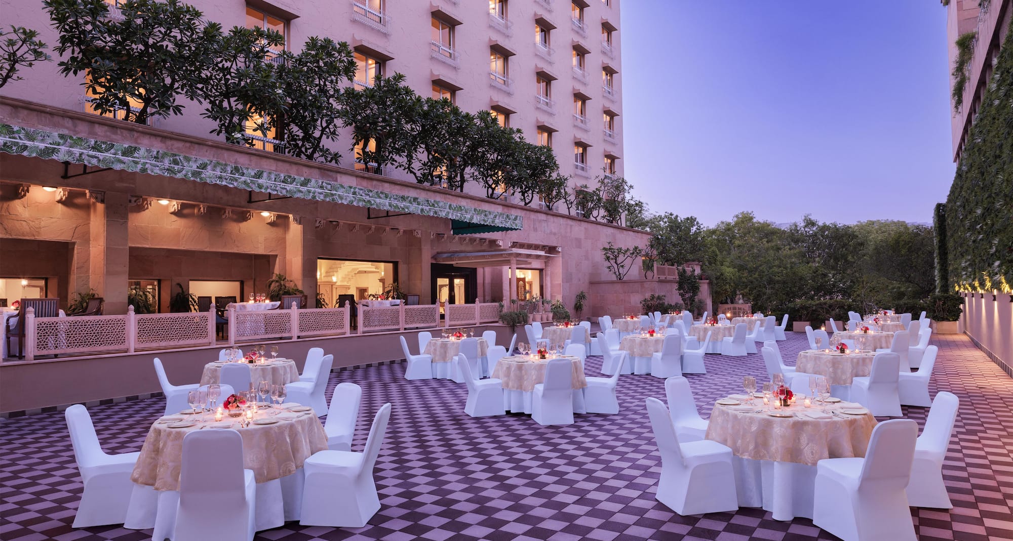 V SAROVAR PORTICO MI ROAD JAIPUR - Courtyard