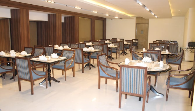 V SAROVAR PORTICO MI ROAD JAIPUR - Restaurant