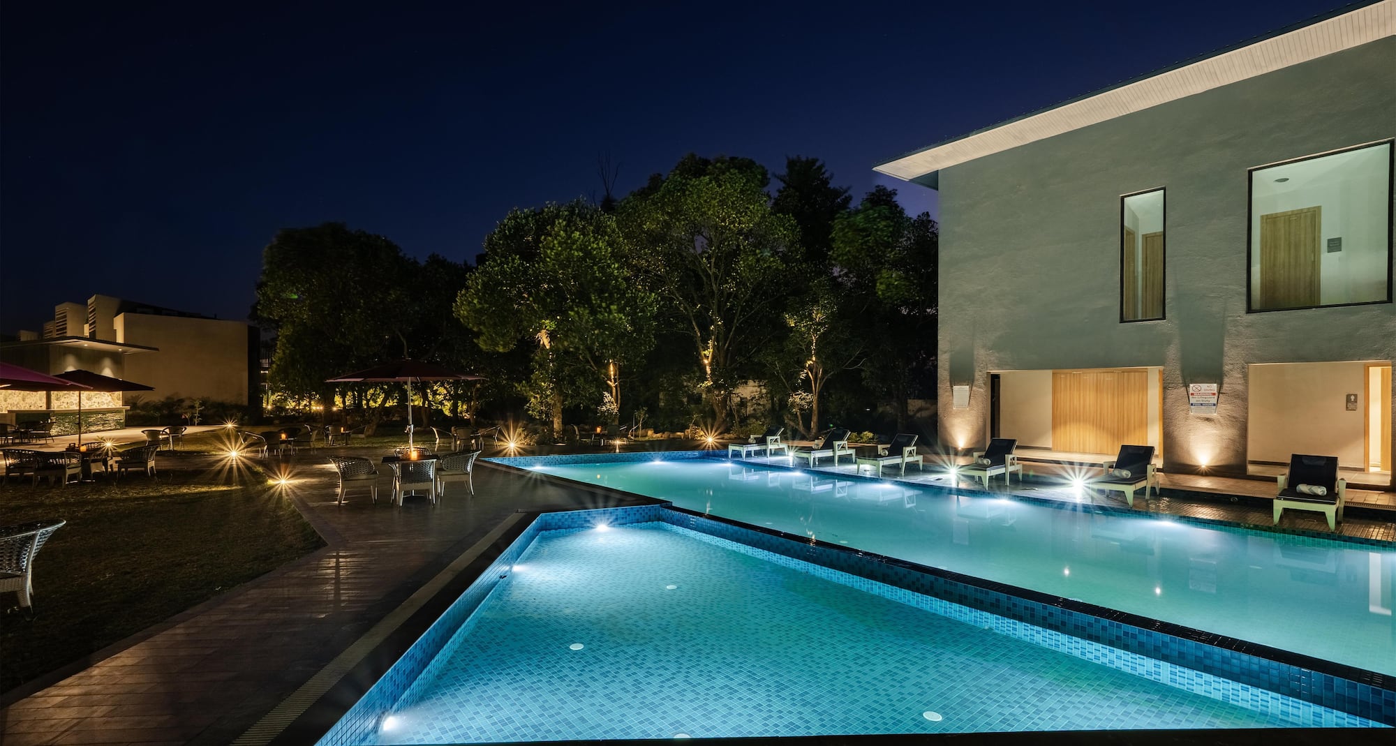 VANDHARA SAROVAR PREMIERE JIM CORBETT - Swimming Pool Night View